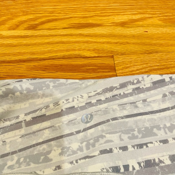 Lululemon wu size 4 EUC Like new - Picture 3 of 4